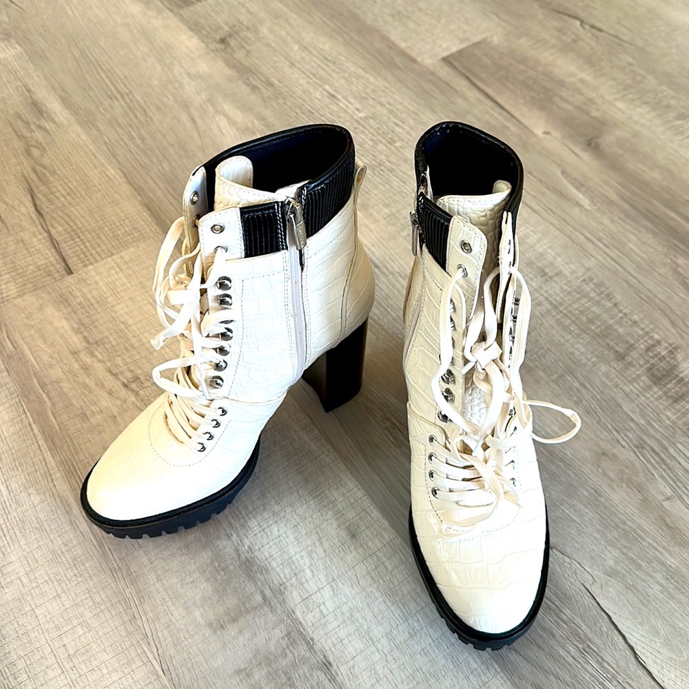 Vince Camuto Womens Ermania Boots NWOT lace ups in perfect shape **FINAL PRICE** - Picture 3 of 8